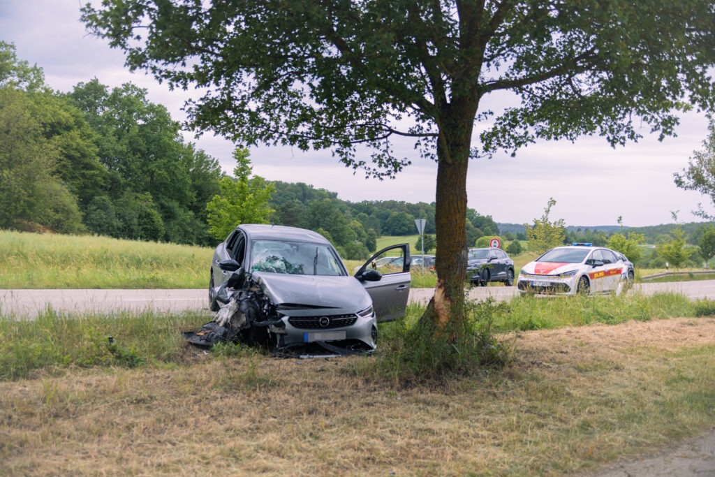 Verkehrsunfall: Auto fährt gegen Baum
